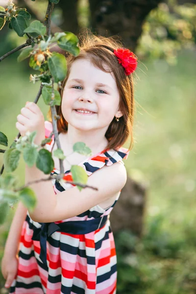 Menina Vestido Listrado Sorrindo Segurando Ramo Maçã Enquanto Posando Para — Fotografia de Stock