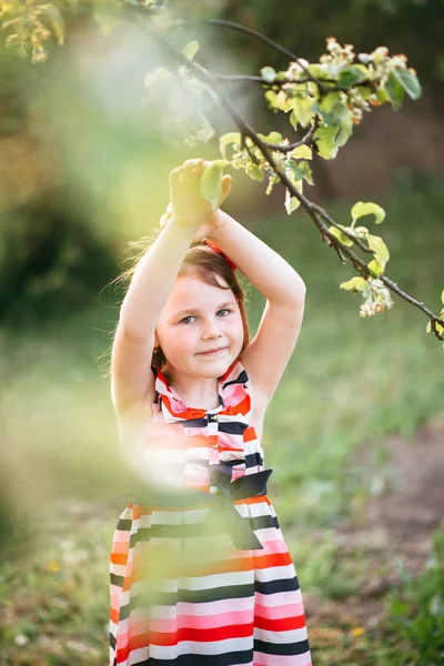 Menina Levantando Mãos Para Cima Posando Jardim — Fotografia de Stock