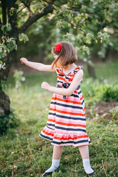 Menina Engraçada Vestido Listrado Dançando Jardim — Fotografia de Stock