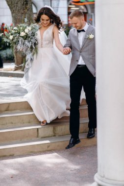 Çok güzel yeni evliler tarafından şehrin sokakta yürürken aşağı gidiyor