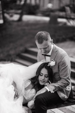 Güzel gelin damadın bahçesinde diz döşeme closeup