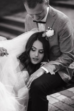 Güzel gelin damadın bahçesinde diz döşeme closeup