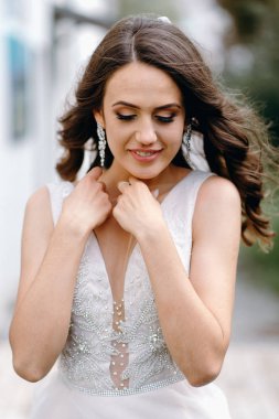 Bahçede posing dalgalı saç modeli ile gelin portresi