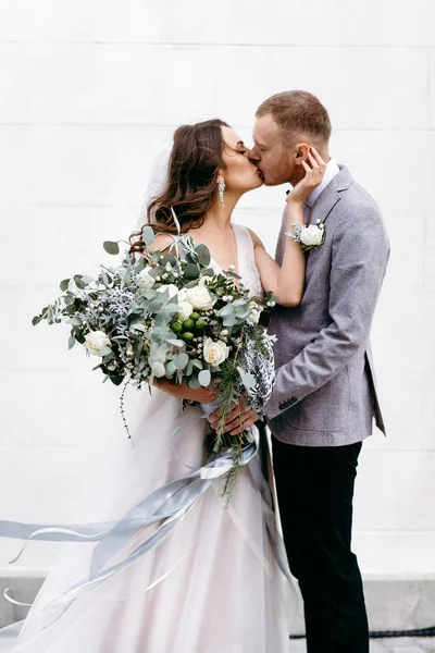 Primer Plano Los Recién Casados Encantadores Disfrutando Del Tiempo Juntos — Foto de Stock