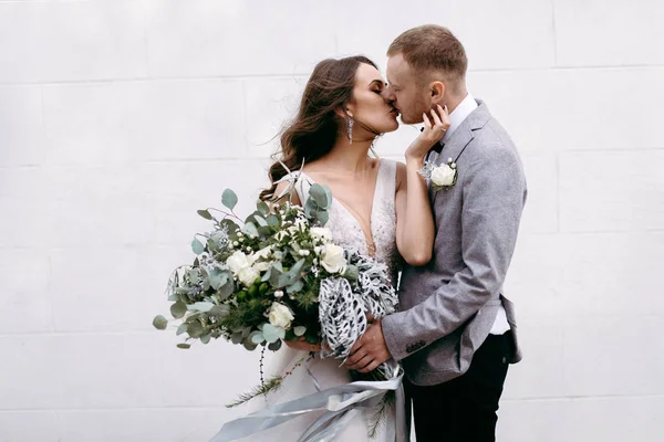 Primer Plano Encantadores Recién Casados Besándose Jardín — Foto de Stock