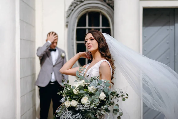 Preciosos Recién Casados Disfrutando Del Día Jardín —  Fotos de Stock