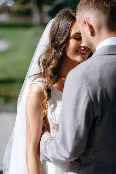 Porträt Eines Hübschen Brautpaares Das Garten Flirtet — Stockfoto