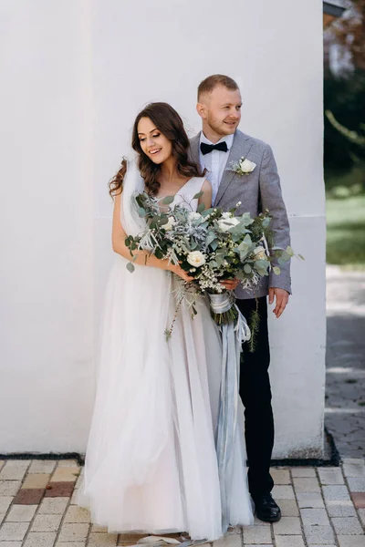 Closeup Lovely Newlyweds Standing White Wall Garden — Stock Photo, Image