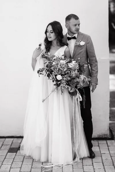 Closeup Lovely Newlyweds Standing White Wall Garden — Stock Photo, Image