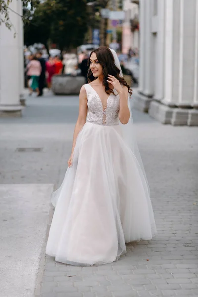 Primo Piano Della Sposa Sorridente Che Cammina Strada Città — Foto Stock