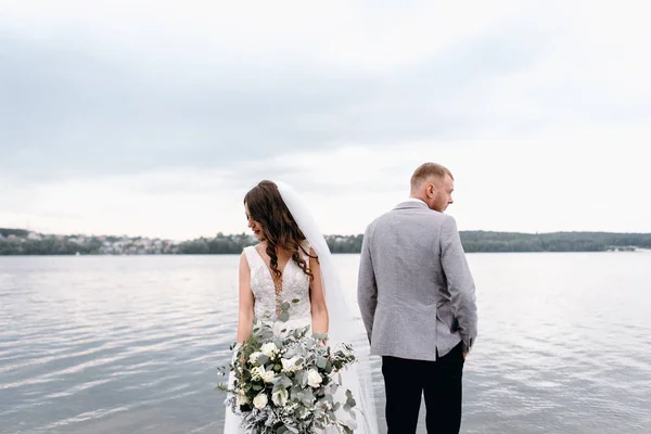 Närbild Sorgliga Nygifta Stående River Bakgrund — Stockfoto
