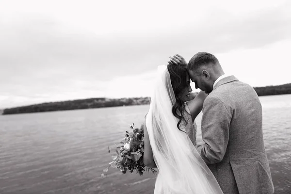 Primer Plano Encantadores Recién Casados Coqueteando Pie Muelle —  Fotos de Stock