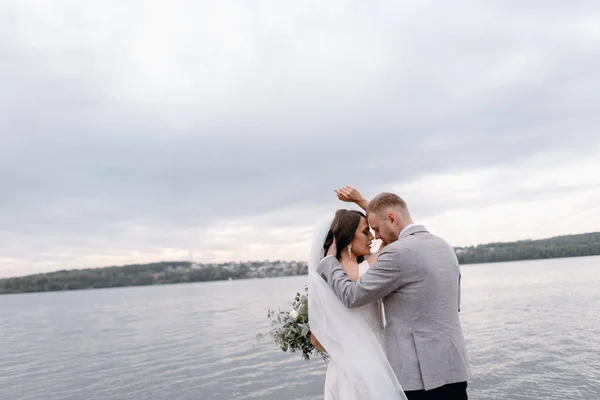 Närbild Härlig Nygifta Flirta Står Piren — Stockfoto