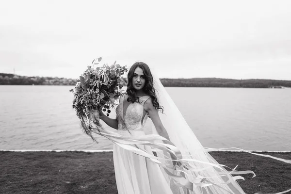 Noiva Com Buquê Casamento Andando Pela Margem Rio — Fotografia de Stock