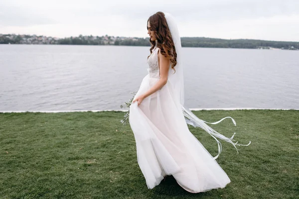 Noiva Com Buquê Casamento Andando Pela Margem Rio Dia Ventoso — Fotografia de Stock