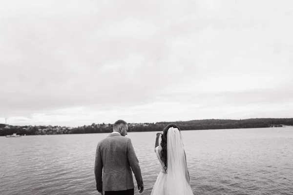 站在河底的新婚夫妇的后视图 — 图库照片