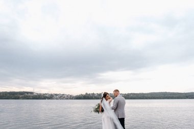 Nehir karşı sarılma yeni evliler arka görünümü