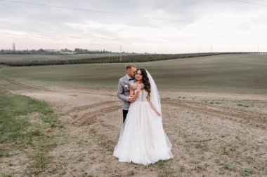 Damat gelini duran ve alanında sarılma