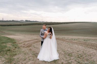 Damat gelini duran ve alanında sarılma