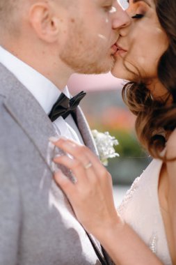 Çok güzel yeni evliler bahçede öpüşme kırpılmış görünümünü