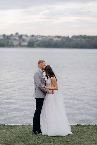 Preciosos Recién Casados Abrazando Coqueteando Orilla Del Río — Foto de Stock