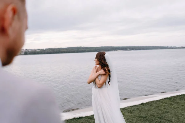 Precioso Recién Casados Disfrutando Clima Sombrío Pie Cerca Del Río —  Fotos de Stock