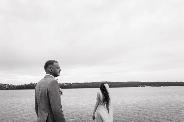 Adoráveis Recém Casados Desfrutando Tempo Sombrio Perto Rio — Fotografia de Stock