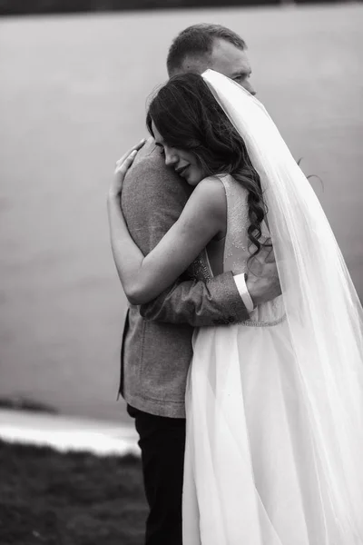 Apropierea Minunați Proaspăt Căsătoriți Îmbrățișându Fundalul Fluviului Neclar — Fotografie, imagine de stoc