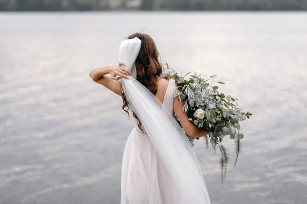Οπίσθια Όψη Της Νύφης Γαμήλια Ανθοδέσμη Πόδια Από Την Όχθη — Φωτογραφία Αρχείου