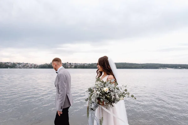 Bruden Och Brudgummen Nära Floden — Stockfoto
