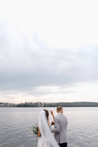 Novia Novio Abrazándose Fondo Del Río —  Fotos de Stock