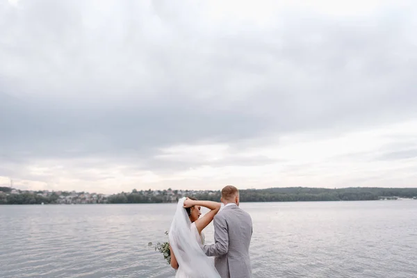 Achteraanzicht Van Newlyweds Knuffelen Tegen Rivier — Stockfoto