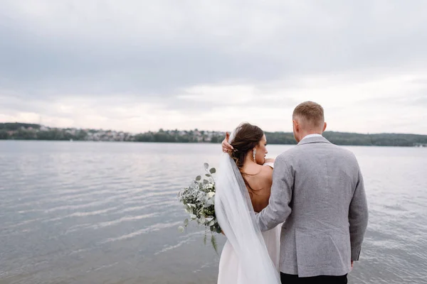 Vista Trasera Los Recién Casados Abrazándose Contra Río — Foto de Stock