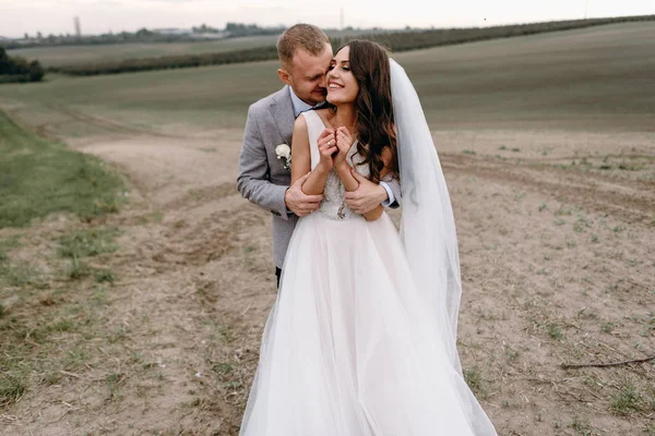 Preciosos Recién Casados Sonriendo Mientras Novio Calienta Abrazando Novia Día —  Fotos de Stock