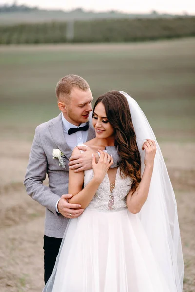 Recién Casados Abrazándose Campo Días Turbios — Foto de Stock