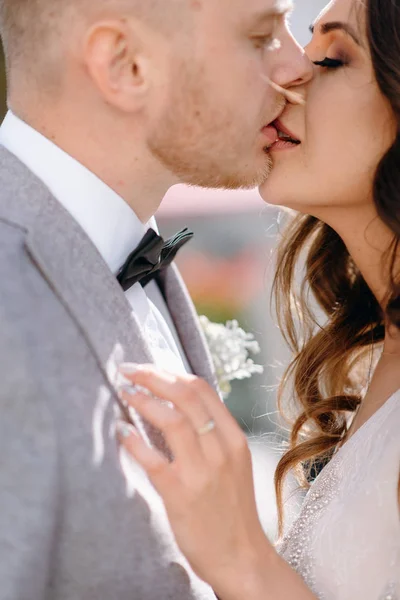 Cropped View Lovely Newlyweds Kissing Garden — Stock Photo, Image