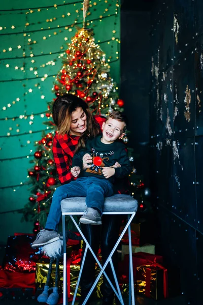 Mama Haar Zoon Een Gebreide Kersttrui Verheugen Zich Geschenken Zittend — Stockfoto