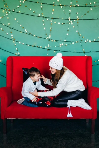 Vrolijk Kerstfeest Mam Haar Zoon Een Gebreide Trui Spelen Terwijl — Stockfoto