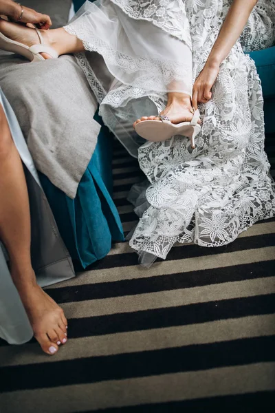 Κοντινό Πλάνο Της Παρανύμφου Που Βοηθάει Νύφη Φορέσει Παπούτσια Γάμου — Φωτογραφία Αρχείου