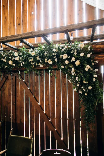 Muralla Madera Con Tablones Lámparas Flores Blancas Decoradas — Foto de Stock