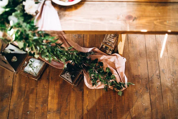 Lámparas Época Suelo Madera Cerca Mesa Decorada — Foto de Stock