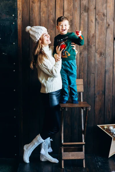 Moeder Zoon Winterkleding Poseren Houten Achtergrond Gezellig Interieur — Stockfoto