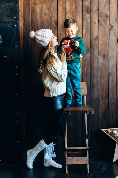 Moeder Zoon Winterkleding Poseren Houten Achtergrond Gezellig Interieur — Stockfoto