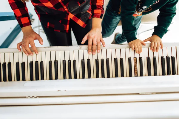 Женщина Мальчик Вместе Играют Фортепиано — стоковое фото