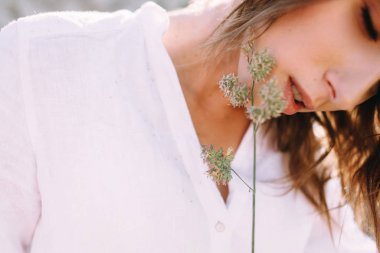 Yüzünde bitkiler olan kadın portresi