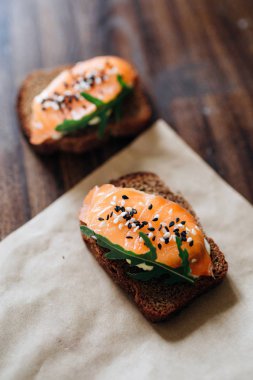 Çavdar ekmekli, peynirli ve somonlu tost.