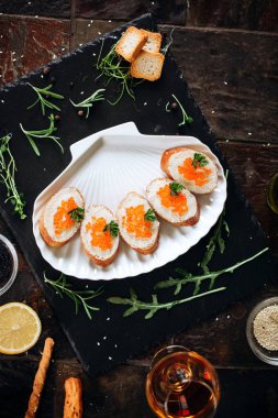 Tereyağlı tost, somon havyarı ve bitkilerle..