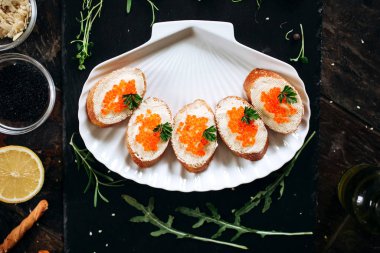 Tereyağlı tost, somon havyarı ve bitkilerle..