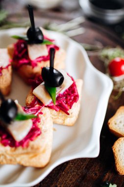 Pancar, ringa balığı, bisküvi ve zeytinli aperatifler..