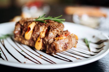 Erimiş peynirli ve otlu domuz rostosu.